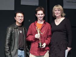 Romain Segaud reçoit un prix des mains de Shelley Page, de DreamWorks, aux 3D Awards à Copenhague (DR) - 17.3 ko